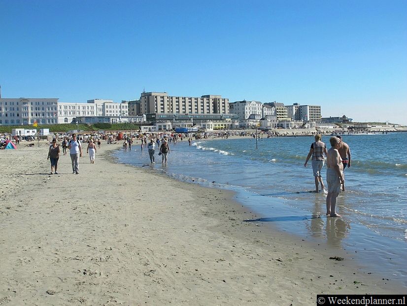 Het schone en brede strand nodigt uit tot lange strandwandelingen.Tips: Uitwaaien op het strand van Borkum.