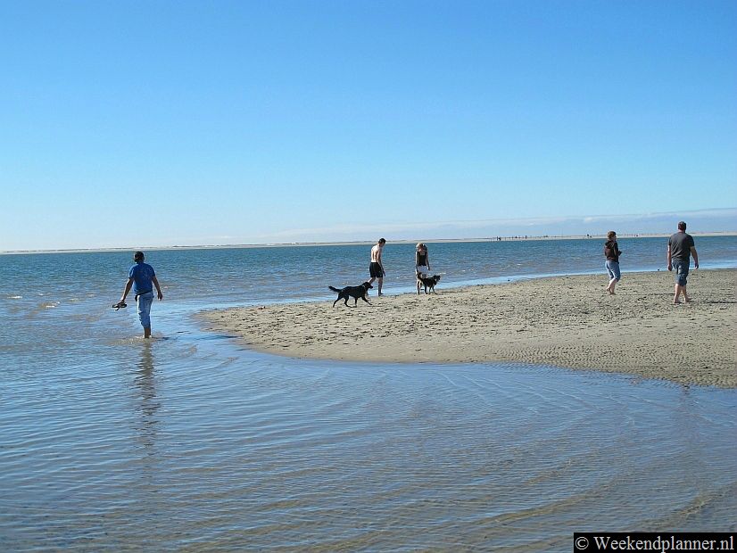 Ongeveer 5 minuten lopen van de boulevard is het al een stuk rustiger op het strand.Tips: Uitwaaien op het strand van Borkum.