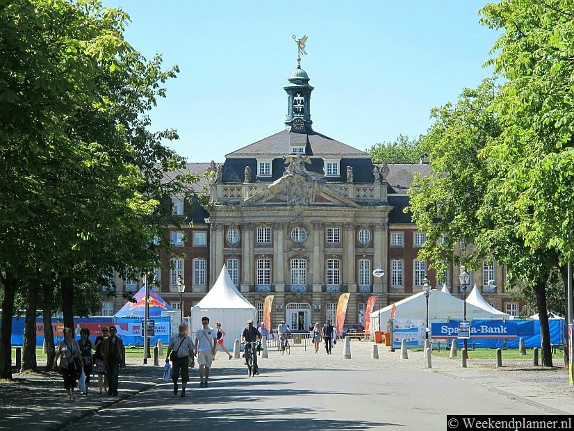 Dit is het Münster Stadskasteel aan de Slossplatz. Het kasteel ligt vlakbij het historische centrum en er ligt een grote parkeerplaats naast.Tips: De attracties van Münster.