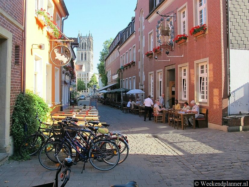 Het Kuhviertel ligt in de Altstadt bij de Überwasserkerk, vlakbij de Domplatz. Tips: De attracties van Münster.