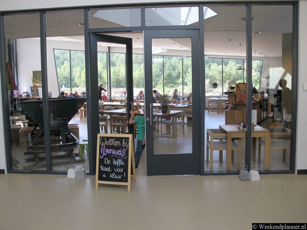 In het bezoekerscentrum van de Schoorlse Duinen in Schoorl is een boscafé en je kunt er informatie krijgen over het natuurgebied.Tips: Het natuurgebied de Schoorlse Duinen.