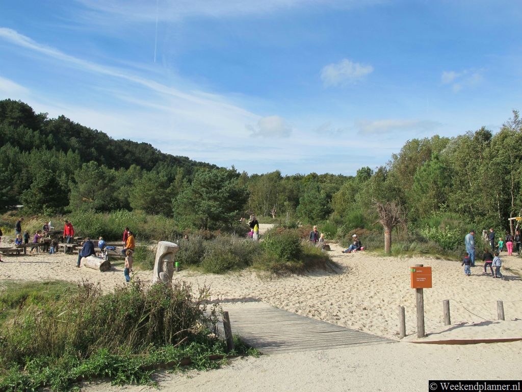 Dit is het speelbos bij het boscafé van het bezoekerscentrum van de Schoorlse Duinen. Als je kinderen hebt is het gratis speelbos en het blotevoetenpad een leuke afsluiting van een wandeling door de Schoorlse Duinen.Tips: Het natuurgebied de Schoorlse Duinen.