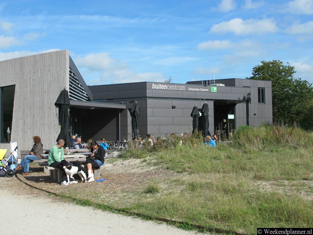 Het café van het bezoekerscentrum heeft een mooi terras met uitzicht op de Schoorlse Duinen. Voor het terras is een speelbos voor kinderen.Tips: De attracties van  Schoorl.