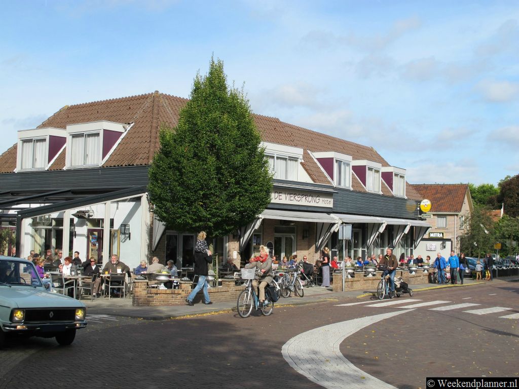 Hotel de Viersprong ligt tegenover het klimduin en in het centrum van Schoorl. Als je de weg oversteekt ben je al bij het duin. Adres: Grandcafé Hotel de Viersprong,  Laanweg 1, Schoorl.Tips: De hotels in het centrum van Schoorl.