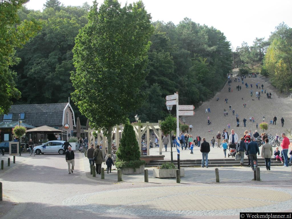 In het centrum van Schoorl kun je gemakkelijk de Schoorlse Duinen inlopen. Je begint gewoon bij het klimduin in het centrum.Tips: Het natuurgebied de Schoorlse Duinen.