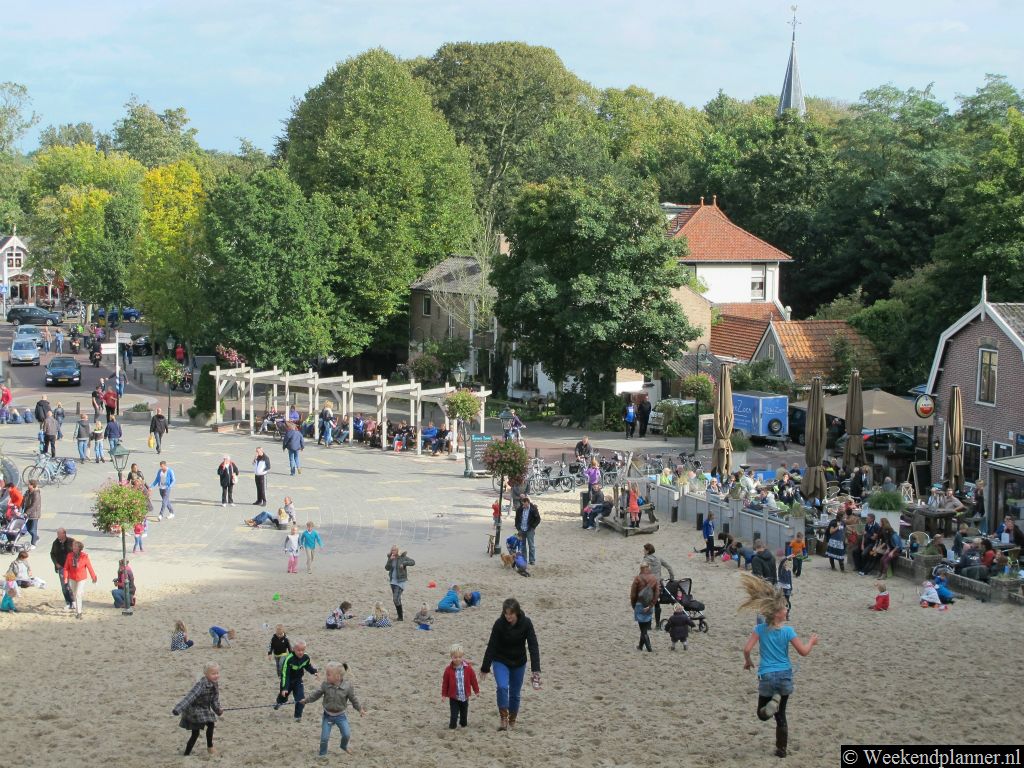 Het hoge klimduin van het centrum van Schoorl is een populaire attractie voor kinderen. Aan de voet van het duin zijn voldoende terrasjes waar je een goed uitzicht op het duin en de spelende kinderen hebt.Tips: Het natuurgebied de Schoorlse Duinen.