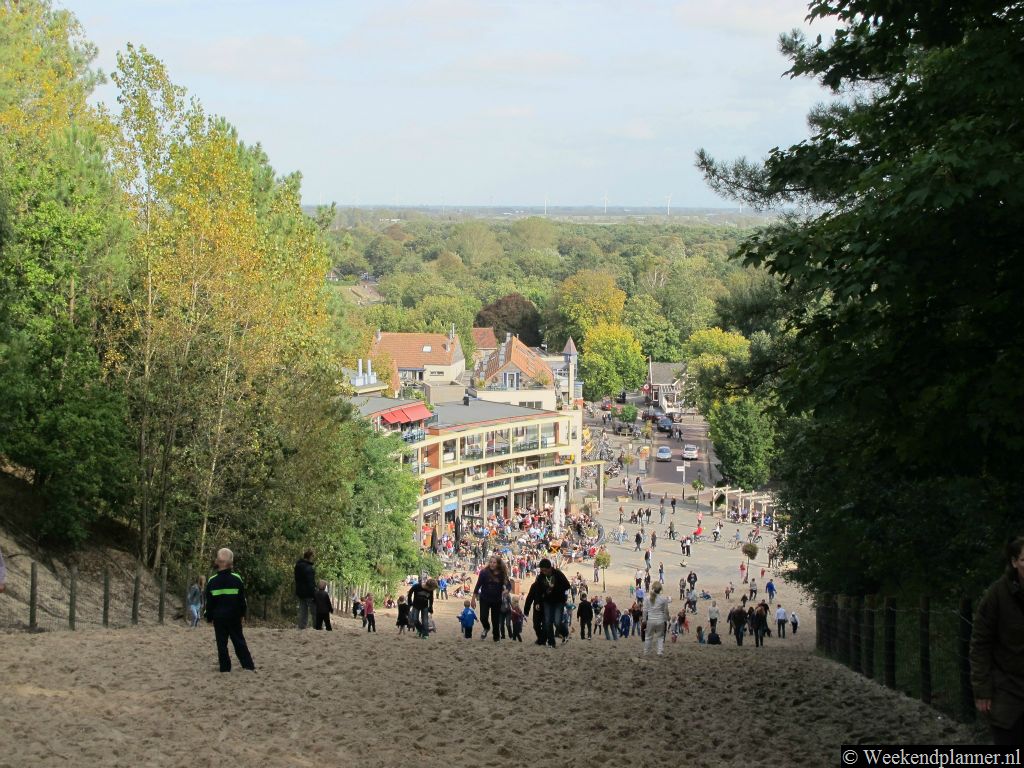 In het centrum van het dorp Schoorl ligt het bekende klimduin.  Aan de voet van het 50 meter hoge duin liggen ligt een plein met restaurants, cafés en een hotel. Als je het duin oploopt kom je in het prachtige natuurgebied de Schoorlse Duinen.Tips: De attracties van  Schoorl.