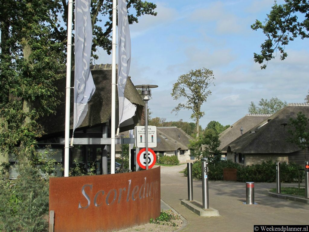 Park Scorleduyn is een mooi vakantiepark aan de rand van Schoorl. Bijna tegenover het bungalowpark ligt bezoekerscentrum van de Schoorlse Duinen. Vanuit Park Scorleduyn loop je dus zo de Schoorlse Duinen in.Tip: Naar vakantiepark  Park Scorleduyn.