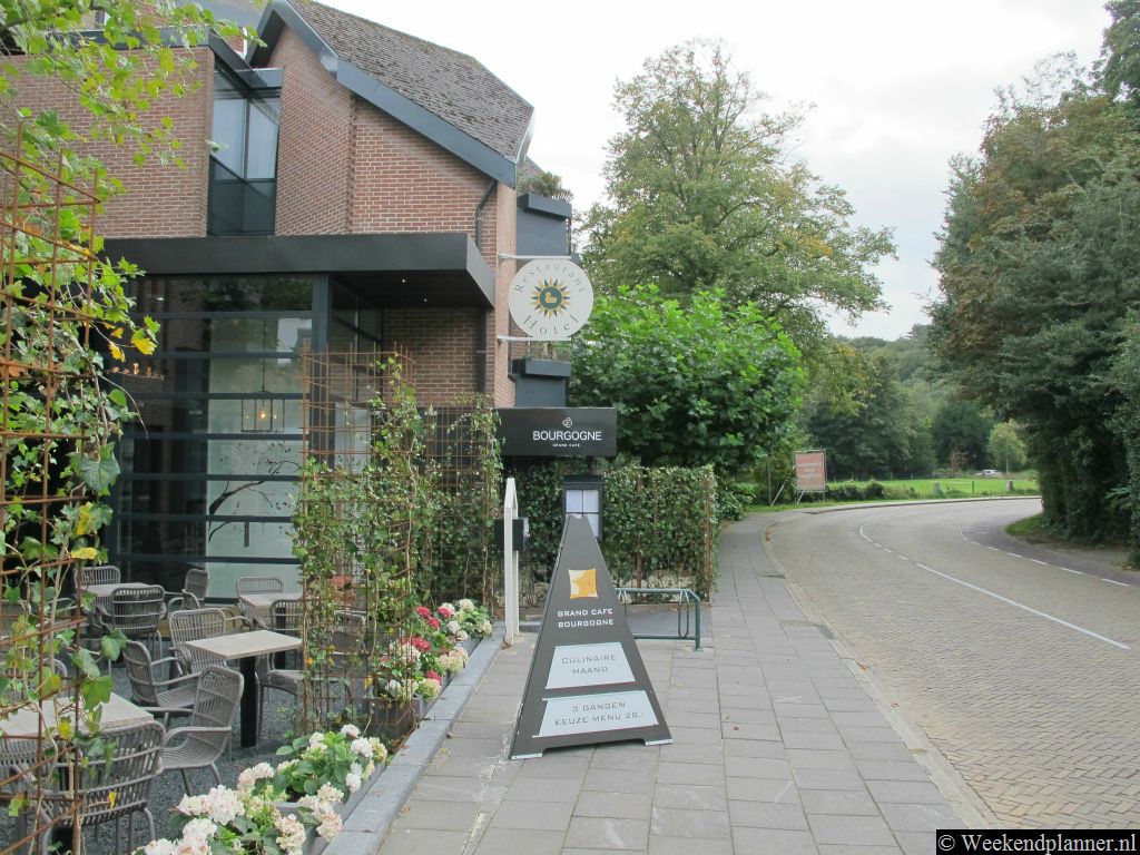 Restaurant Hotel Merlet in Schoorl is bekroond met een Michelin ster. Het is dus een ideaal hotel voor een culinair weekendje weg. Adres: Duinweg 15, Schoorl, Nederland.Tips: De hotels van Schoorl.