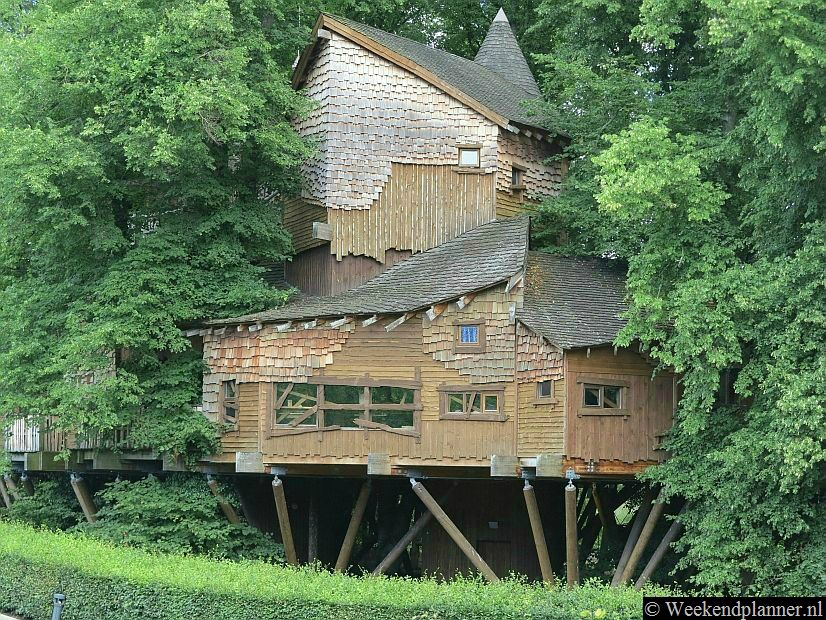 Nog voor de ingang van Alnwick Castle & Gardens loop je langs dit boomhuis. Er is een café, restaurant en winkel in gevestigd. Het is één van de grootste boomhuizen ter wereld. Het boomhuis is gratis toegankelijk. Tips: De attracties van Alnwick.