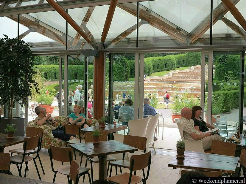 Centraal in de tuin is het paviljoen met uitzicht op een grote waterpartij. Kinderen spelen bij het water met de spuitende fonteinen of spelen verstoppertje in overgroeide de hagen.Foto's van  Alnwick Castle.