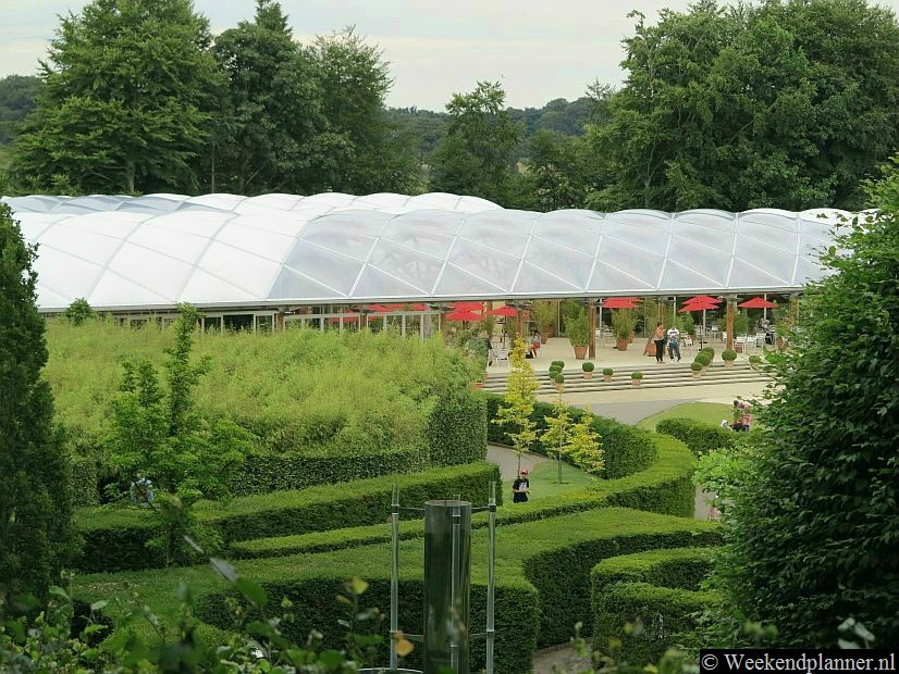 Dit is het paviljoen van boven gezien. Links is een doolhof.Tips: De attracties van Alnwick.