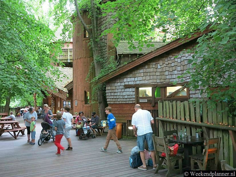 Achter het boomhuis is een pleintje op houten vlonders gemaakt. Vanaf dit pleintje lopen touwbruggen door de bomen. Het zijn niet alleen de kinderen die het leuk vinden.