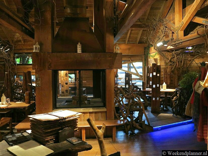 Het prachtige restaurant in het boomhuis. In het midden van het restaurant brandt 's avonds een groot houtvuur. Je kunt hier dagelijkse lunchen van 12:00 uur tot 15:00 uur. Diner is er van donderdag tot en met zondag van 18:30 uur tot 21:15 uur.Tips: De attracties van Alnwick.