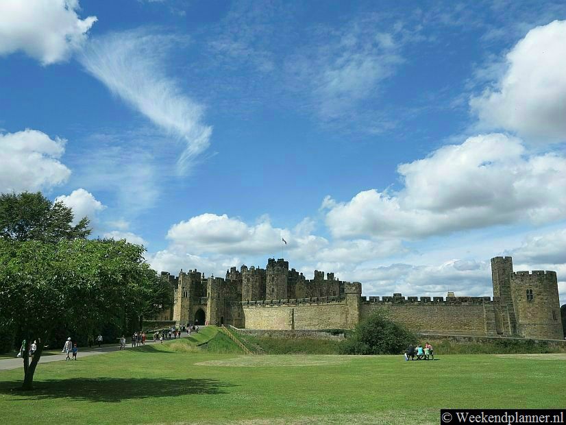 Alnwick Castle is een kasteel uit de 12de eeuw bij het plaatsje Alnwick aan de A1 tussen Edinburgh en Newcastle. Ieder jaar bezoeken zo'n 800.000 toeristen het kasteel en zijn prachtige 18de-eeuwse tuinen. Veel mensen kennen het kasteel uit de Harry Potter films.Tips: De attracties in de omgeving van Newcastle.