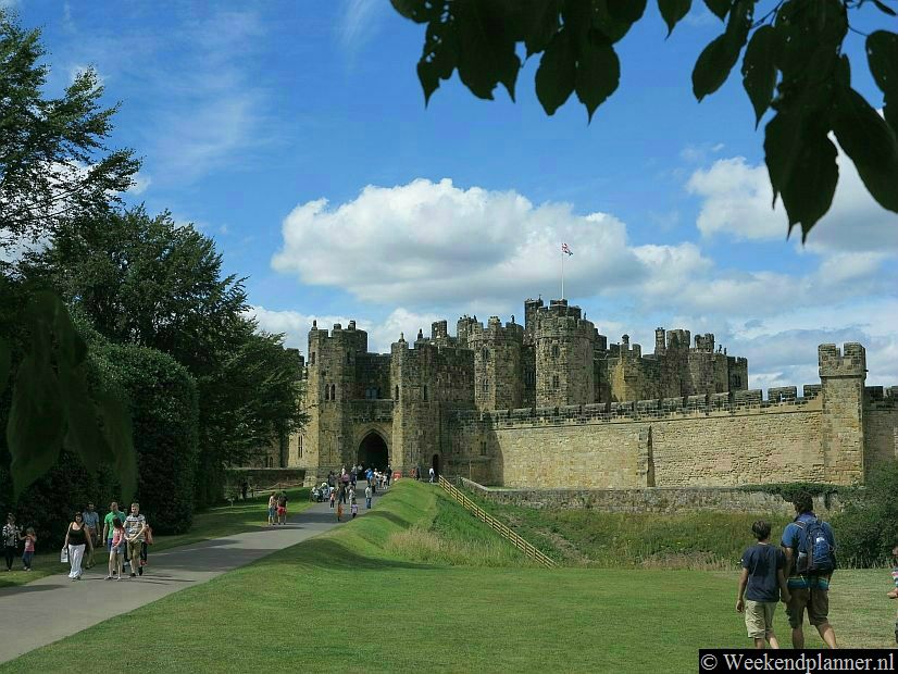  Het kasteel wordt al sinds de dertiende eeuw bewoond door de familie van de hertog van Northumberland. Het kasteel wordt  nog steeds bewoond door de familie Percy. Een groot deel deel van het kasteel is is echter open voor publiek. Tips: De attracties van Alnwick Castle.