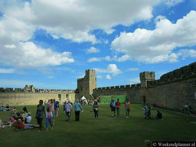 In het hoogseizoen vinden er op de binnenplaatsen van het kasteel activiteiten voor kinderen en volwassenen plaats. Zo kun je er in het weekend vaak boogschieten. Het is natuurlijk ook fijn om gewoon in het gras in de zon te zitten.