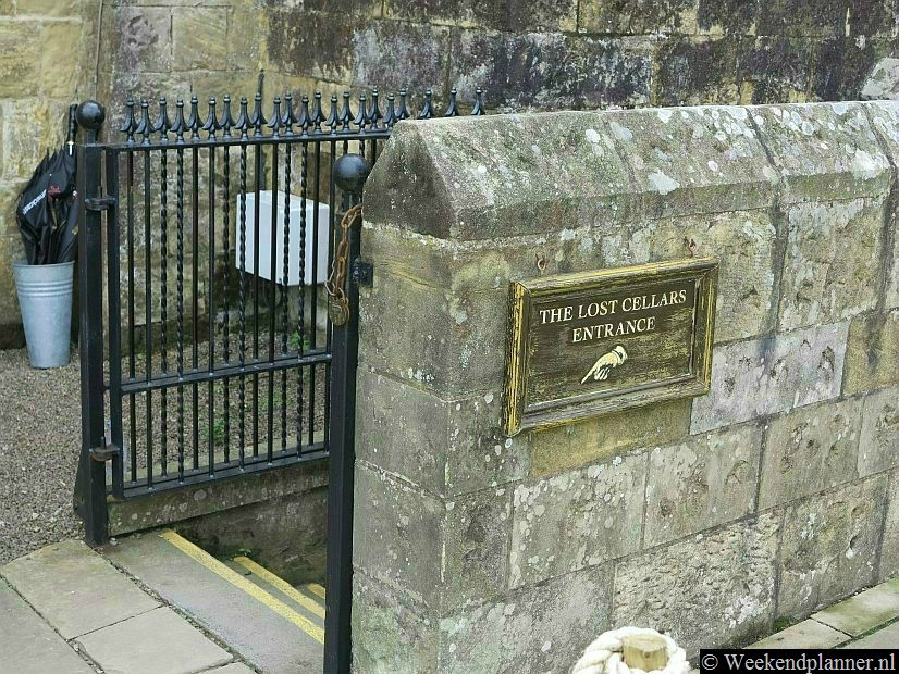Als je het kasteel binnenkomt kun je het beste direct gratis kaartjes voor de Lost Cellar halen. Er kunnen maar een beperkt aantal bezoekers naar deze multimediale attractie in de kelders van het kasteel.  De kelders liggen naast de ingang van het kasteel.