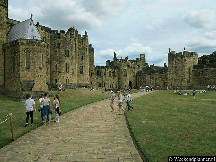 Alnwick Castle is een groot kasteel. Alleen Windsor Castle is groter.  Op de foto zie je de binnenplaats en de 15de-eeuwse torens en muren.Tips: De attracties van Alnwick.