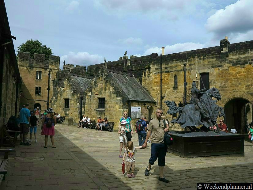 Tip: loop ook eens om het kasteel. Van een afstand is het kasteel misschien nog imposanter. In de omgeving staan o.a. een ruïne van een 13de-eeuws klooster, het Alnwick Abbey Gatehouse en twee torens uit de 18de eeuw.