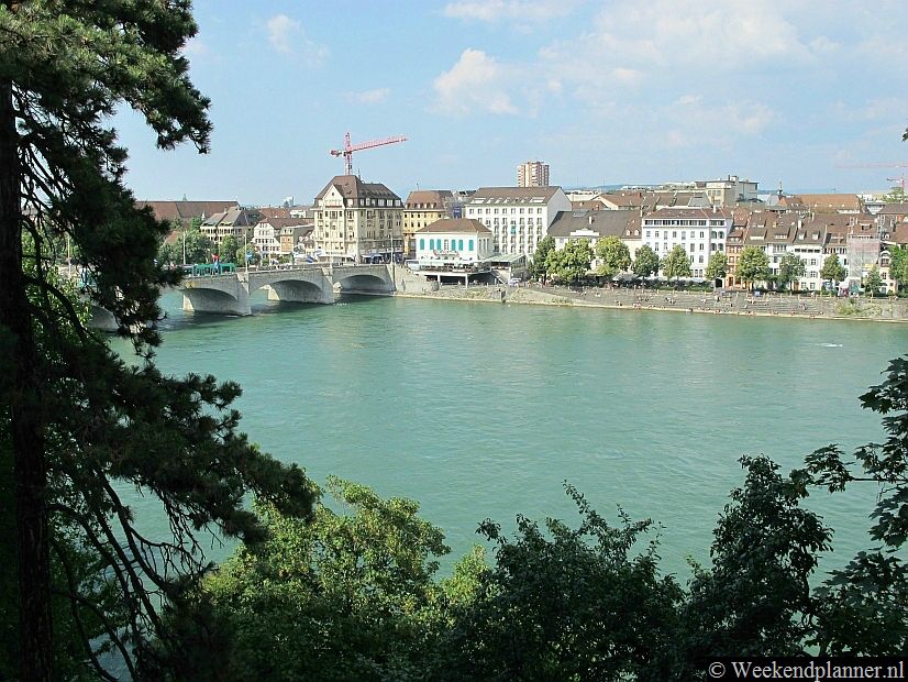 Achter de kathedraal heb je een prachtig uitzicht op de Rijn. Op de foto zie je de Mittlere Brücke en de wijk Kleinbasel.Foto's van het centrum van Bazel.