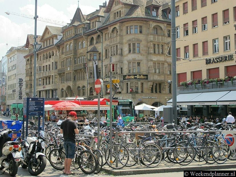  De fiets is een populair vervoermiddel in Bazel. Hier zie je fietsen op de Marktplatz , één van de grootste pleinen van de stad.  Het historische centrum van Bazel is compact dus ook lopend goed te verkennen. Tip: De attracties van Bazel.