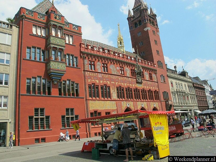 Het rode 16de-eeuwse raadhuis op de Marktplatz valt goed op.Tip: De attracties van Bazel.