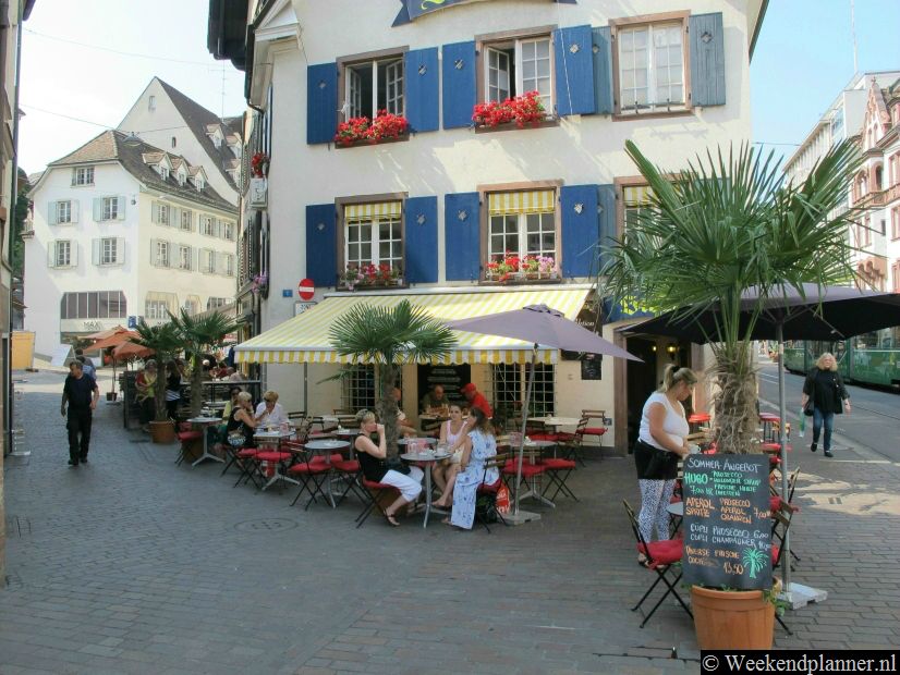Het restaurant Zum Alten Stockli ligt op de Barfüsserplatz in de Altstadt van Bazel. Op dit centraal gelegen plein hebben veel trams een halte. Het toeristenbureau van Bazel ligt ook op de Barfüsserplatz.Tip: De leukste hotels en appartementen in Bazel.