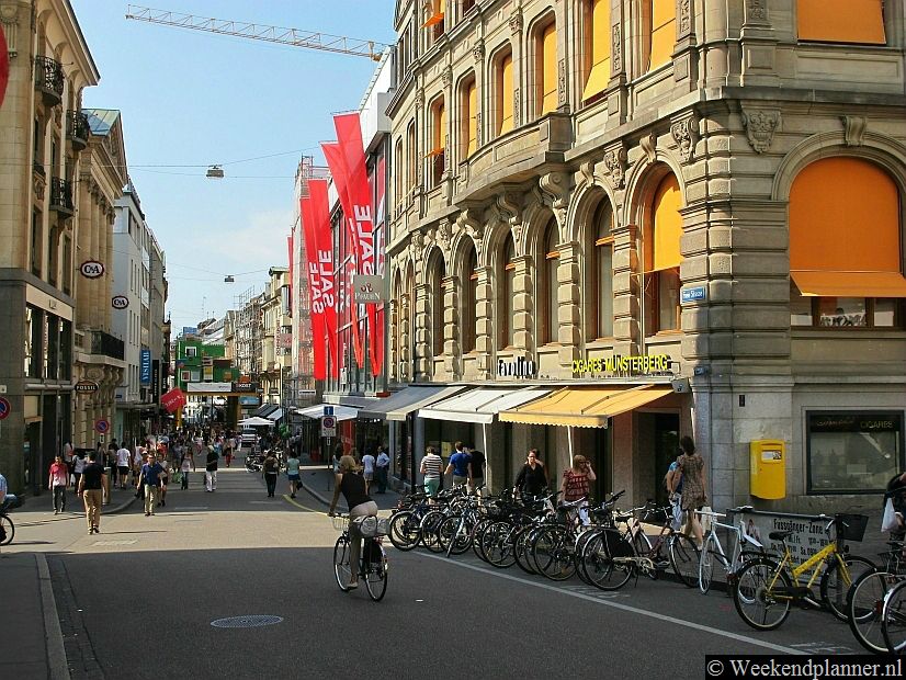 De Freie Strasse is de belangrijkste winkelstraat van Bazel met grote warenhuizen en vestigingen van de bekende winkelketens. De Freie Strasse is voetgangerszone.Tip: De reis naar Bazel.