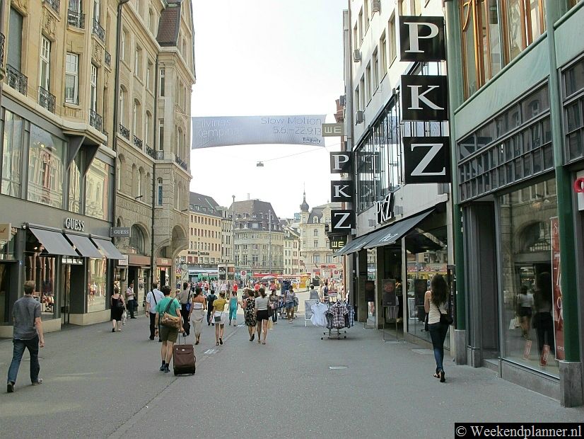 De lange winkelstraat Freie Strasse is een zijstraat van het historische plein Marktplatz. Tip: De attracties van Bazel.