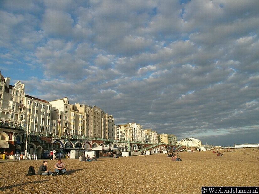 Dit is de badplaats Brighton met zijn Victoriaanse hotels langs de kust. Brighton heeft een mooi kiezelstrand dat al sinds de 19de eeuw toeristen trekt. Het is een badplaats met een universiteit waardoor er veel studenten wonen. Tip: De badplaats Brighton.