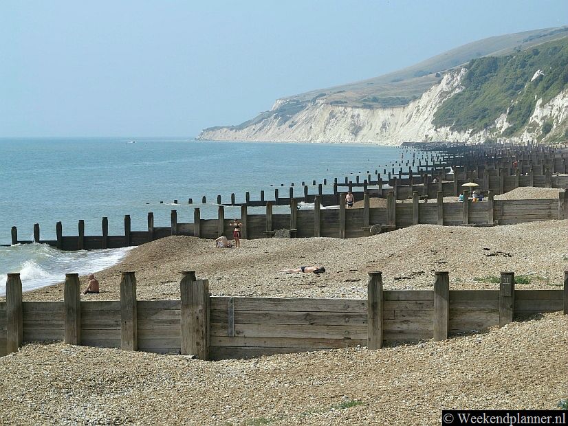 Dit is het strand van Eastbourne met op de achtergrond de krijtrotsen van Beachy Head. Zowel Hastings als Eastbourne staan bekend om de vele fossielen die je na een storm bij de rotsen kunt vinden.Tip: Het strand van Eastbourne.