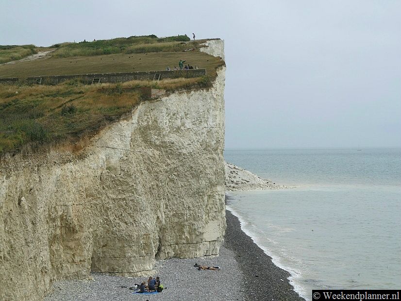 De witte krijtrotsen van East Sussex zijn nog hoger en witter dan de beroemde White Cliffs of Dover.  Ieder jaar slijt er ongeveer een meter rots van de klippen die daardoor wit blijven.  Foto: Een klip bij de Seven Sisters in het plaatsje Birling Gap.Tip: Bezoek de Seven Sisters.