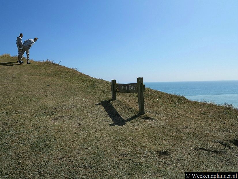 De krijtrotsen slijten een meter per jaar af. Het bordje Cliff Edge moet dus ieder jaar een stukje opgeschoven worden.Tip: De krijtrotsen van Zuid-Engeland.