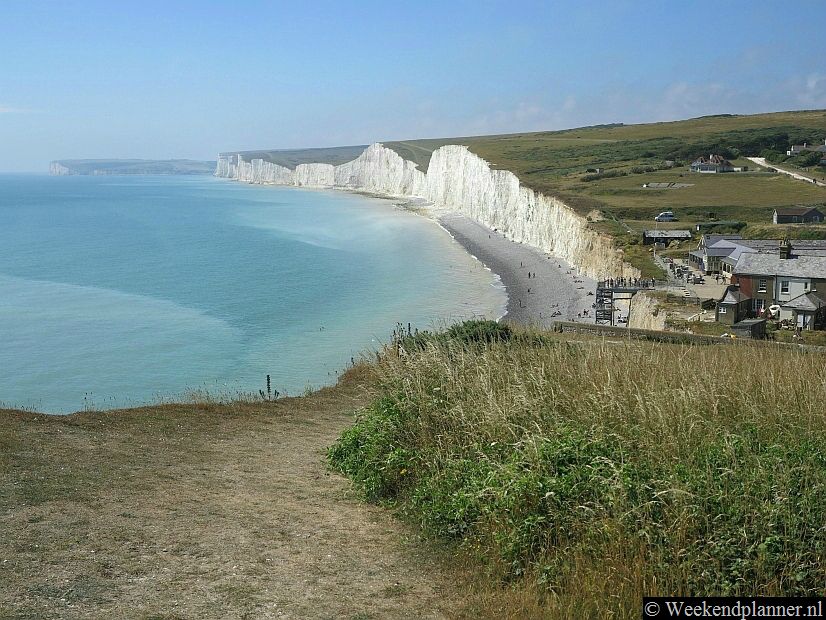 De witte krijtrotsen de Seven Sisters liggen bij Birling Gap. Er is een bezoekerscentrum en een café. Het langeafstandspad de South Downs Way loopt hier langs. Foto's van een bezoek aan de Seven Sisters.