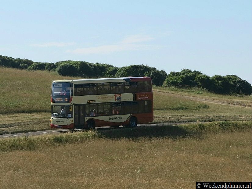 De bus van Brighton naar Eastbourne heeft een halte bij Birling Gap en bij het café en het bezoekerscentrum van Beachy Head.Tip: Bezoek de Seven Sisters en Beachy Head.