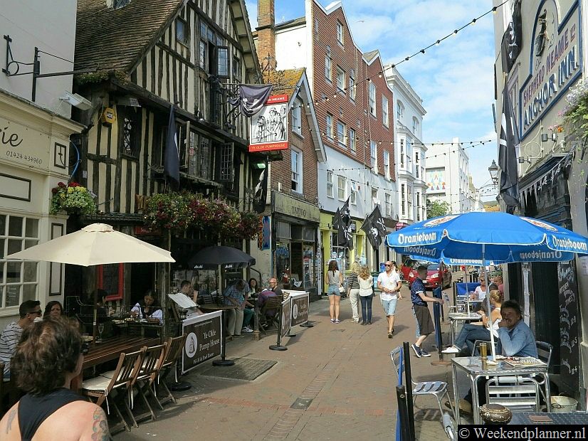 Dit is een winkelstraat in de badplaats Hastings. Hastings heeft net zoals Brighton en Eastbourne een Victoriaanse pier en mooie kiezelstranden. Op een hoge rots bij Hastings staat de ruïne van een Normandisch kasteel.Tip: De attracties van de badplaats Hastings.