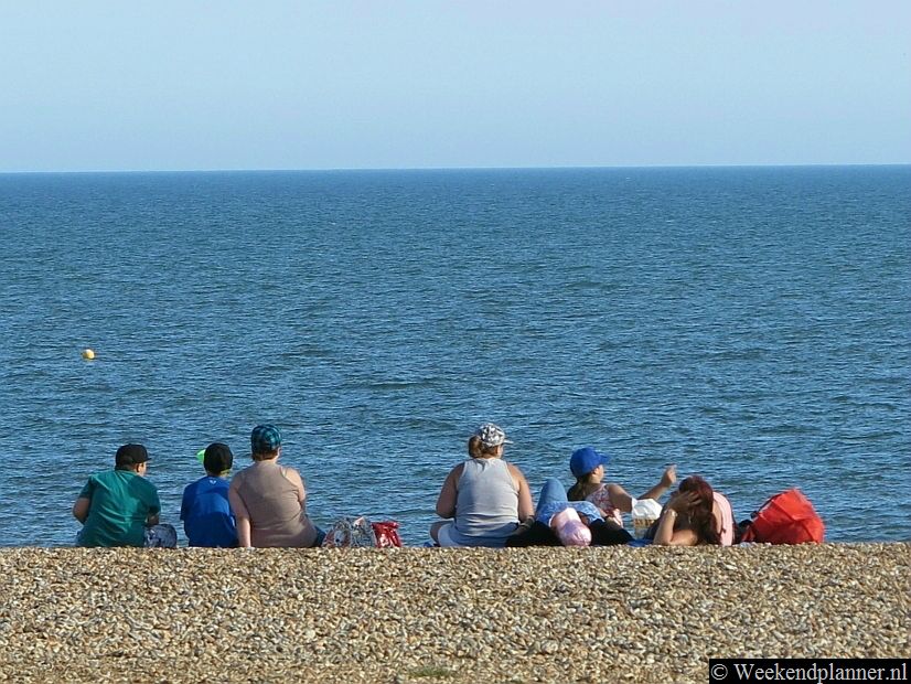 Dit is het kiezelstrand van Hastings. De kiezels zijn niet scherp dus je kunt er comfortabel op zitten.Fotos van de kust bij Eastbourne en Hastings.