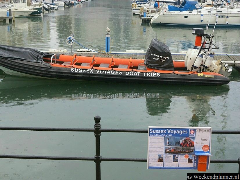 In de jachthaven van Eastbourne liggen de speedboten van Sussex Voyages voor rondvaarten naar de krijtrotsen van Beachy Head.Foto's van Beachy Head.