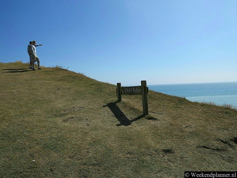 Pas wel op met de rand van de krijtrotsen. Ieder jaar verdwijnt er door erosie ongeveer een meter aan krijt in zee. De rand schuift dus op en je wilt niet op de rand staan als dat gebeurt.Tips: De witte klippen van Engeland.