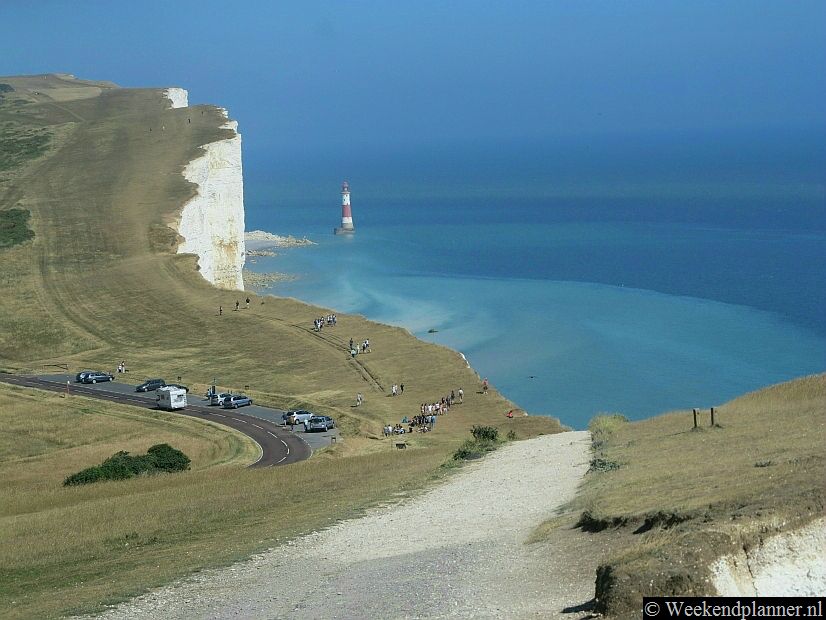 Omdat de vuurtoren op de krijtrotsen vanaf zee met mist en wolken niet goed te zien was werd in 1902 een vuurtoren aan de voet van de rotsen gebouwd.Tips: De witte klippen van Engeland.
