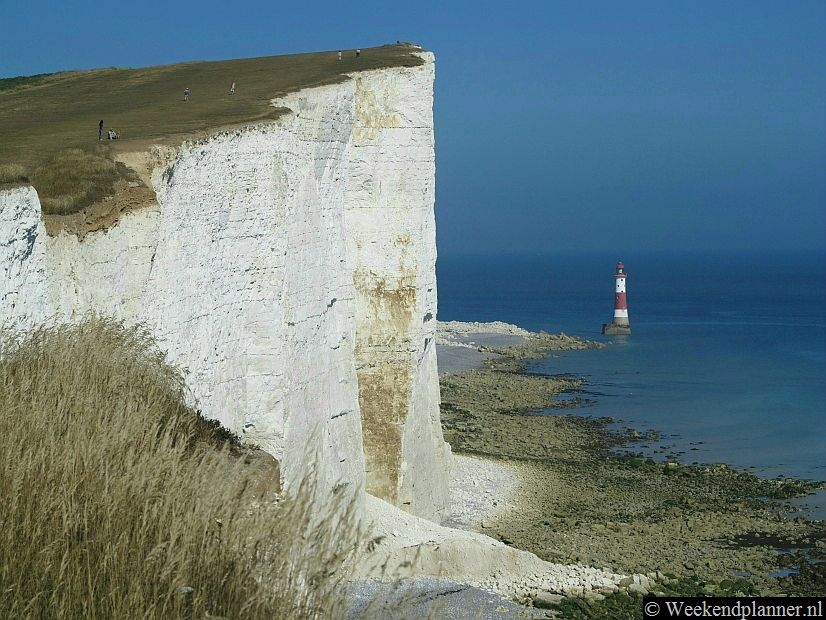 Beachy Head is een baai met hoge krijtrotsen, ongeveer 6 km van het centrum van Eastbourne, East-Sussex.Tip: Naar de witte klippen van Beachy Head.