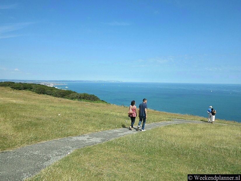 Vanaf de weg Beachy Head Road, kun je bij Beachy Head over een smal pad langs de rand van de rotsen lopen. Op de foto zie je links Eastbourne liggen.Foto's van de attracties van Eastbourne.