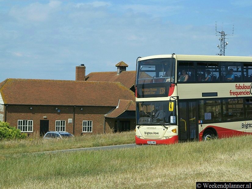 Ongeveer 100 meter van de krijtrotsen van Beachy Head is een bushalte van de lijnbus tussen Brighton en Eastbourne. Je kunt echter ook met de Hop-on Hop-off bus van Eastbourne naar Beachy Head. De trein uit Londen stopt in Eastbourne.Tips: De bussen tussen Brighton en Eastbourne.