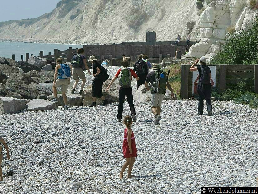 Vanaf het strand kun je naar de krijtrotsen even buiten Eastbourne lopen. Tussen het krijt kun je zoeken naar fossielen.Tip: Fossielen zoeken bij de witte klippen.