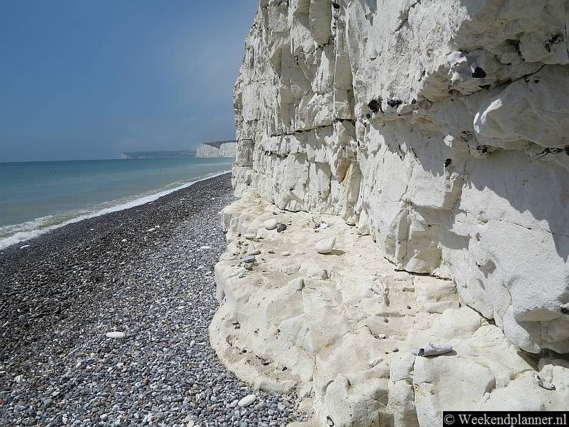 Ieder jaar verdwijnt er ongeveer een meter aan witte krijtrotsen in zee. Sussex wordt dus een meter per jaar kleiner. 
