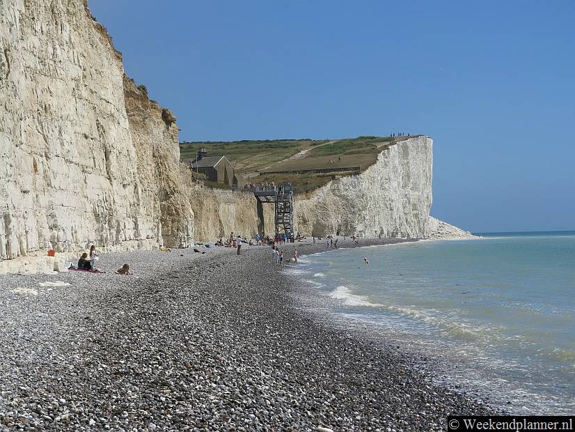 Bij het bezoekerscentrum en restaurant in Birling Gap kun je via een ijzeren trap naar zee. Af en toe moet de trap verplaatst worden omdat er weer een deel van de krijtrotsen is weggeslagen. Ook de gebouwen zullen uiteindelijk op de rand staan en afgebroken worden.