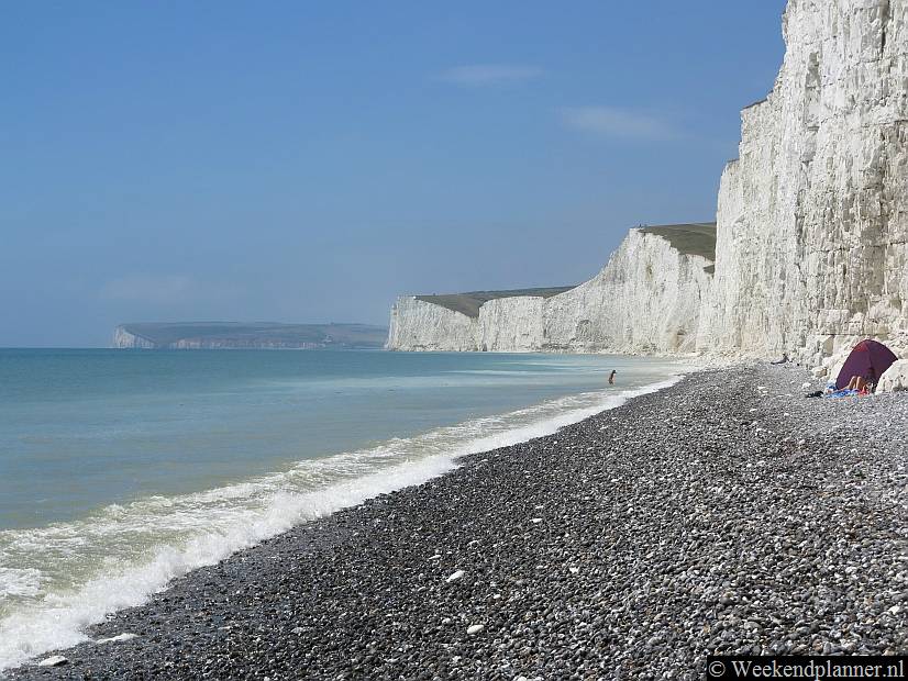 Aan de voet van de krijtrotsen kun je zoeken naar fossielen en het kiezelstrand nodigt uit tot zonnebaden.
