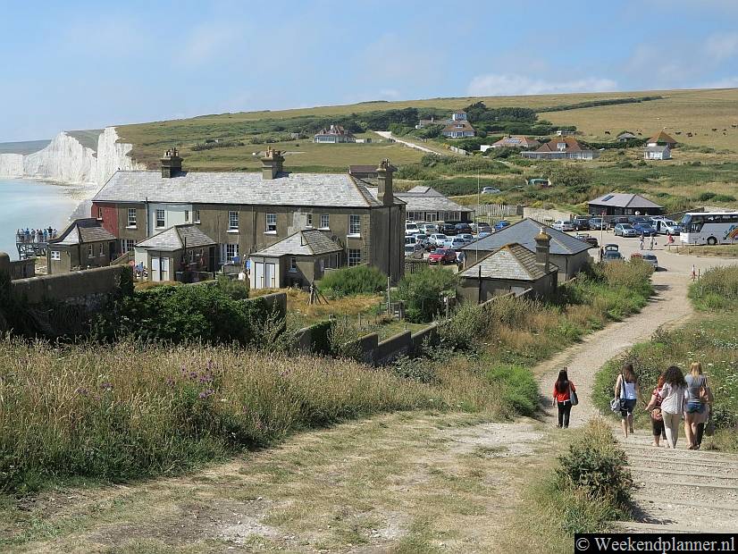Dit is Birling Gap met parkeerplaats op de rand van de krijtrotsen. De gebouwen op de voorgrond zijn in de 19de eeuw gebouwd voor de kustwacht. Door de erosie van de krijtrotsen zullen ze in de komende jaren verdwijnen. 