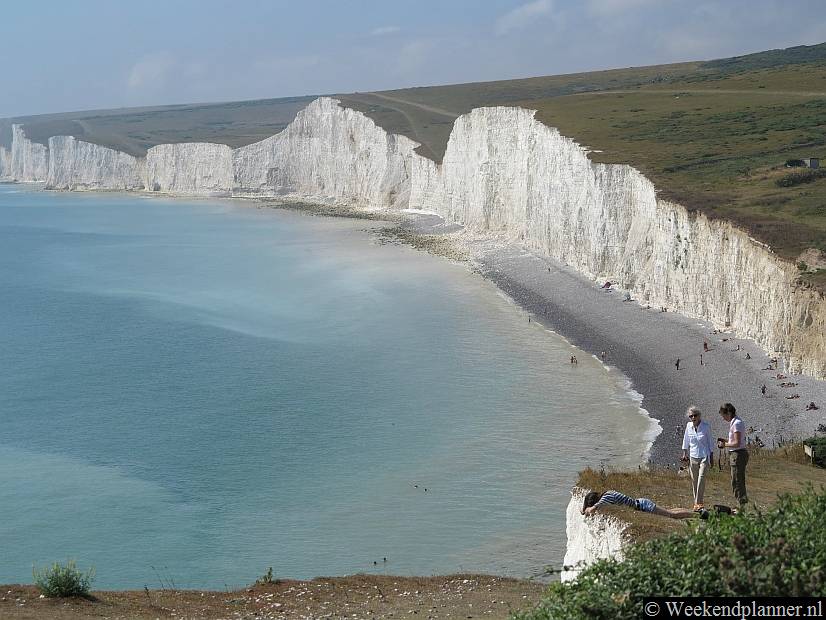 De Seven Sisters zie je wel in films als vervanging van de  White Cliffs of Dover. De Seven Sisters zijn immers echt wit en niet bebouwd. Let op: de rand van de krijtrotsen waar het meisje op de foto ligt is een half jaar later ingestort. 